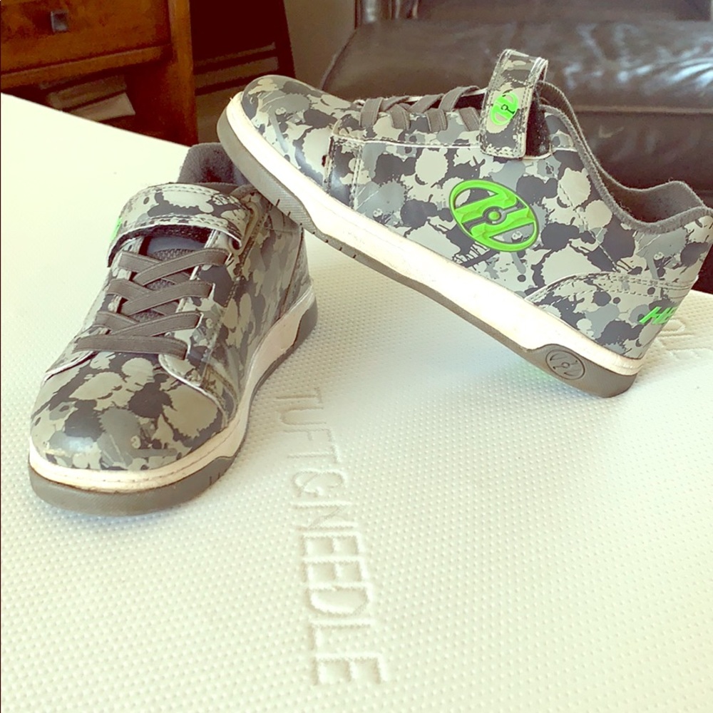 Youth Heelys size 4
